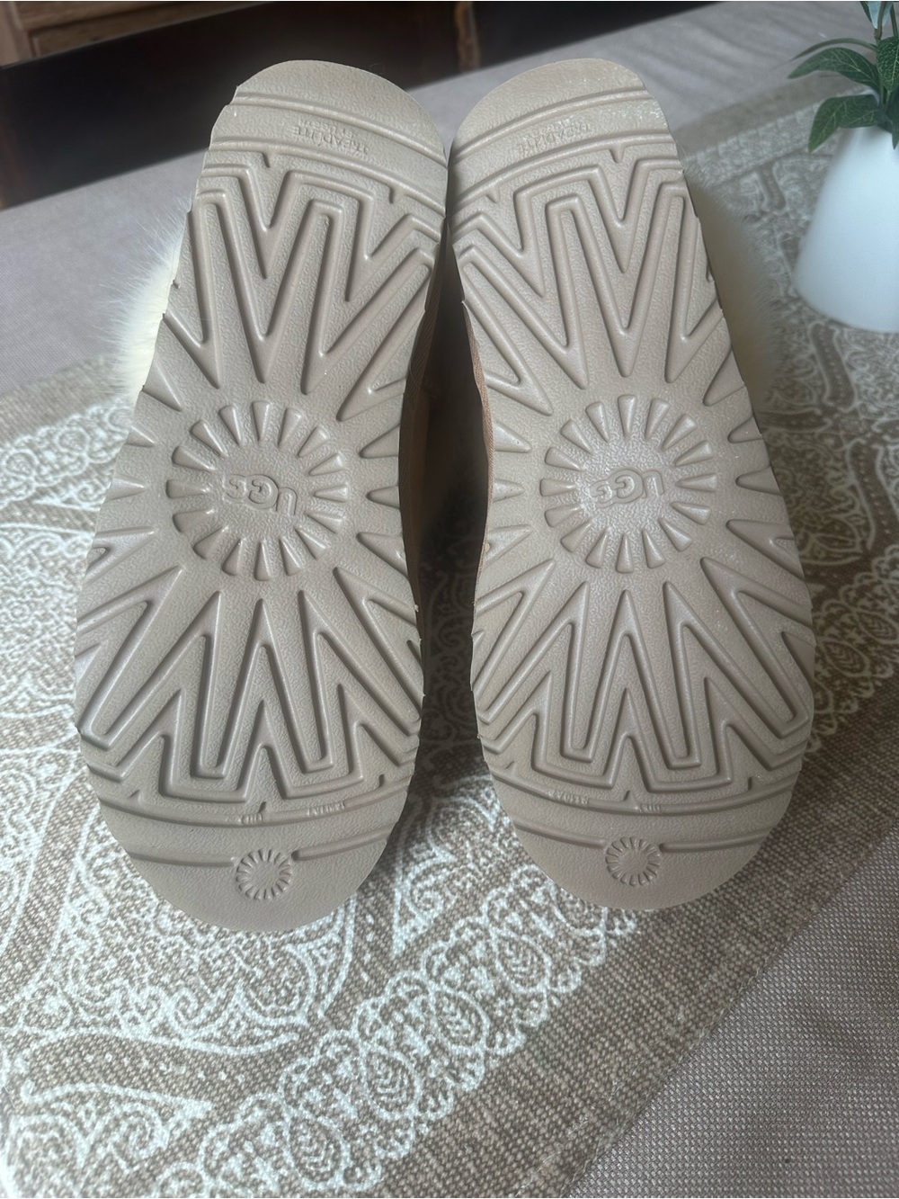 UGG Women's Short Fur Cuff Boots in Cream and Tan - Picture 4 of 5